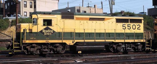 A view of Reading GP-30 #5502 wearing its earlier number and yellow frame stripe.