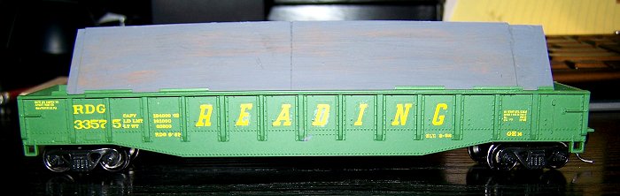 Photo of the GHm plate steel gondola with painted load.