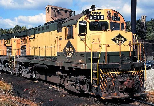 Reading Alco C424 #5210 is shown MU'd with big brother C630 #5301 at the Bethlehem Engine Terminal.