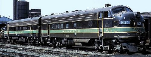 Reading FP7 #904 and sister unit in between passenger runs.