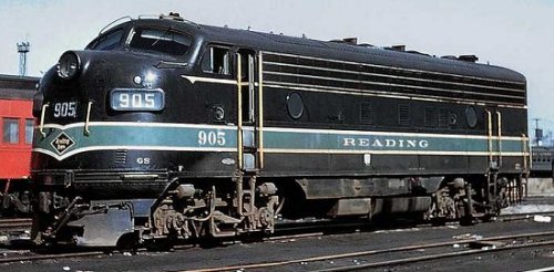 FP7 #905 idles at Elizabethport, NJ awaiting its next run to Philadelphia.