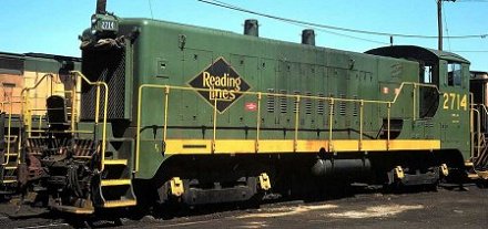 Reading SW-1200m #2714 received a yellow frame stripe after repainting.